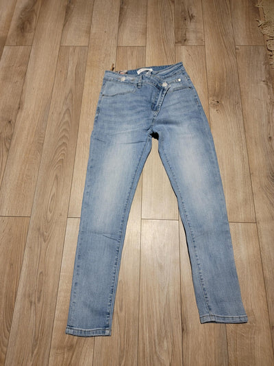 Jeans with oblique fly